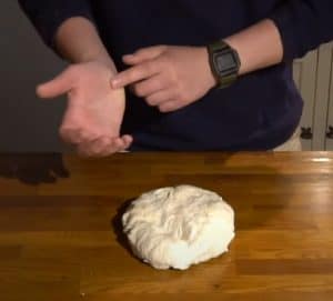 How to knead pizza dough