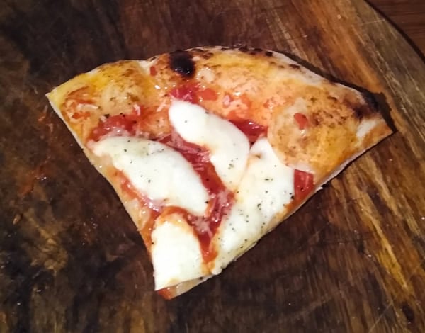 Calories in 1 slice of Neapolitan pizza