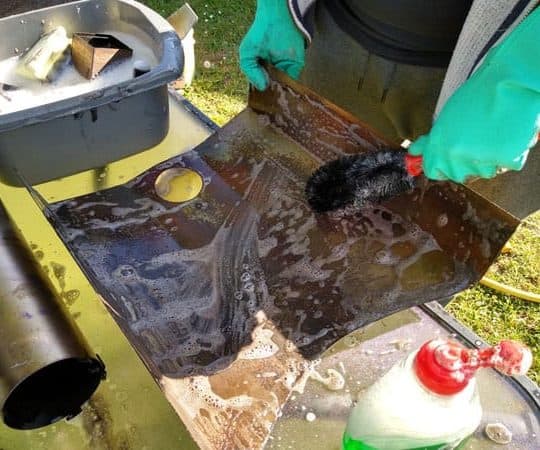 Cleaning uuni pizza oven