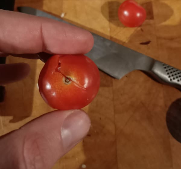 Cherry tomato in pesto pizza