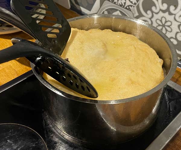 Frying pizza in a saucepan