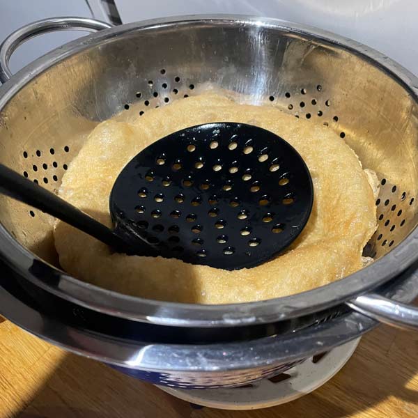 Draining fried pizza at home