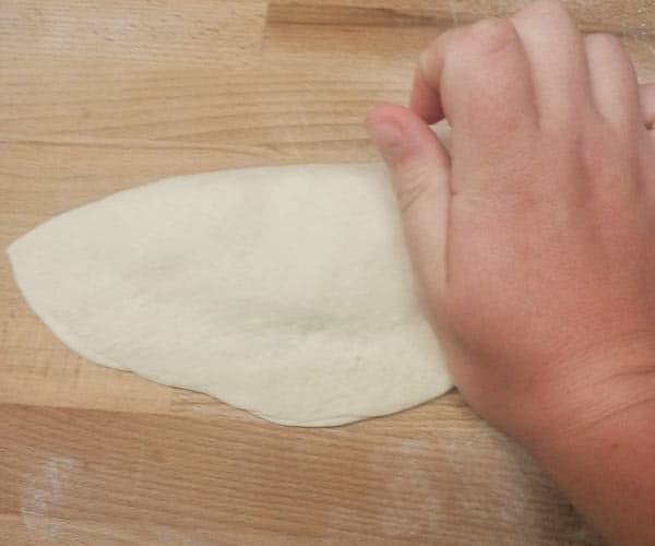 Using heel to seal pizza fritta